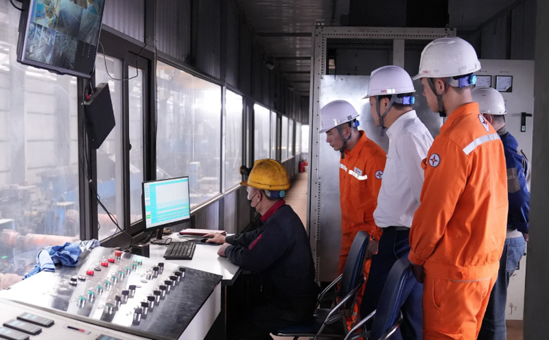Nhân viên ngành Điện tuyên truyền, hướng dẫn việc sử dụng điện an toàn, tiết kiệm tại Công ty CP Đầu tư Thương mại thép Đại Việt.