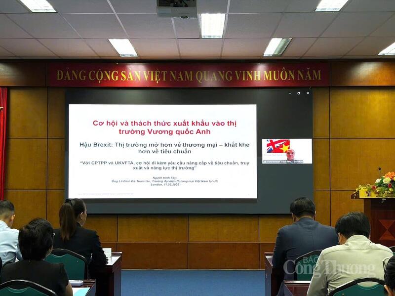 Ông Lê Đình Bá, Tham tán, Trưởng đại diện Thương vụ Việt Nam tại Vương quốc Anh phát biểu về cơ hội và thách thức của doanh nghiệp Việt tại thị trường Anh quốc trong cuộc hội thảo.