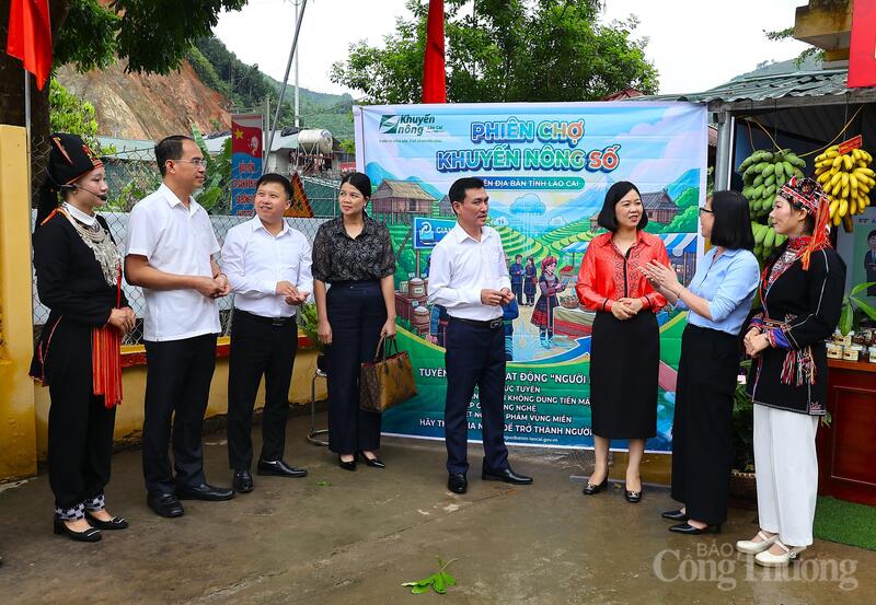 Lãnh đạo xã trao đổi với lãnh đạo Trung tâm Khuyến nông tỉnh trong việc định hướng, hình thành chuỗi giá trị khép kín từ khâu chọn giống đến tiêu thụ.
