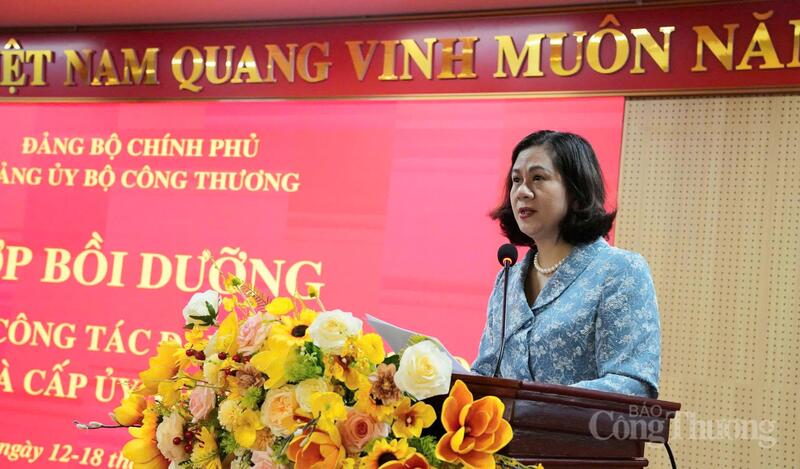Đồng chí Nguyễn Minh Huệ - Quyền Trưởng ban Tuyên giáo và Dân vận, Đảng uỷ Bộ Công Thương phát biểu