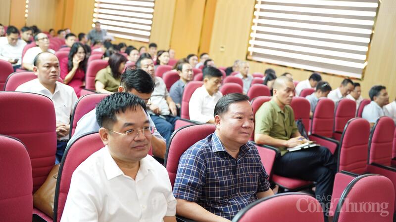Các đồng chí bí thư, phó bí thư, cấp ủy viên của các đảng bộ cơ sở, chi bộ cơ sở, chi bộ trực thuộc Đảng bộ Bộ Công Thương tham gia lớp bồi dưỡng nghiệp vụ