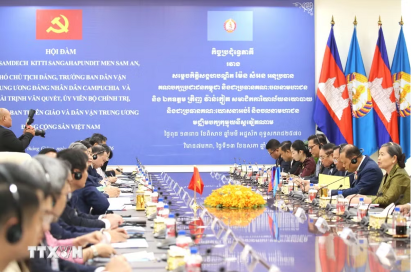 Đồng chí Trịnh Văn Quyết, Ủy viên Bộ Chính trị, Bí thư Trung ương Đảng, Trưởng Ban Tuyên giáo và Dân vận Trung ương Đảng Cộng sản Việt Nam hội đàm với Phó Chủ tịch, Trưởng Ban Dân vận Trung ương CPP Samdech Kitti Sangahapundit Men Sam An. (Ảnh: Huỳnh Thảo/TTXVN)