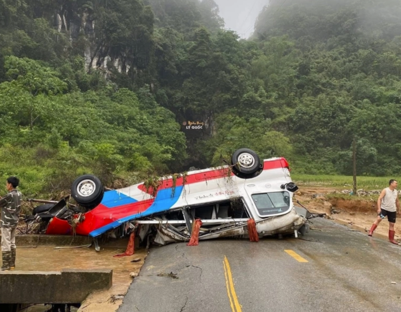 Xe ô tô khách bị lũ cuốn trôi ở Cao Bằng. Ảnh: Huyền Trang