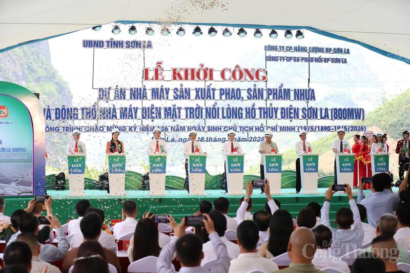 Các đại biểu thực hiện nghi thức khởi công dự án nhà máy sản xuất phao và sản phẩm nhựa; động thổ Dự án điện mặt trời nổi lòng hồ thủy điện Sơn La. Ảnh: Hải Sơn