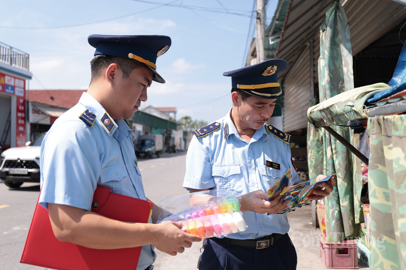 Để giải quyết dứt điểm tình trạng thực phẩm bẩn trước cổng trường, lực lượng QLTT cần sự phối hợp chặt chẽ từ phía nhà trường và đặc biệt là người dân. Ảnh: Thành Đô