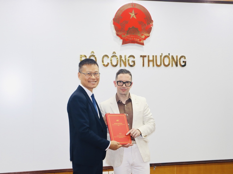 Đại diện Tập đoàn H&M trao Kế hoạch Tổng thể về phát triển thương mại và công nghiệp dài hạn tại Việt Nam cho đại diện Bộ Công Thương Việt Nam. Ảnh: Phương Trang