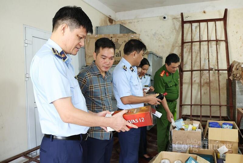 Quy trình tiêu hủy được thực hiện nghiêm ngặt, đúng quy định của pháp luật, bảo đảm tuyệt đối về an toàn và vệ sinh môi trường. Ảnh: QLTT Hà Tĩnh
