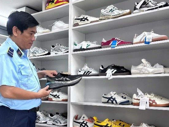 Đội Quản lý thị trường số 1, Chi cục Quản lý thị trường Đà Nẵng phát hiện hàng trăm sản phẩm giả mạo nhãn hiệu, xâm phạm quyền sở hữu trí tuệ của nhiều thương hiệu nổi tiếng. Ảnh: Bình An