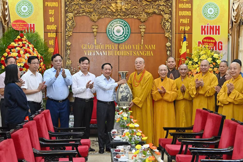 Hòa thượng Thích Thanh Nhiễu tặng quà kỷ niệm đồng chí Trịnh Văn Quyết và đoàn công tác. Ảnh: Thuỷ Nguyên