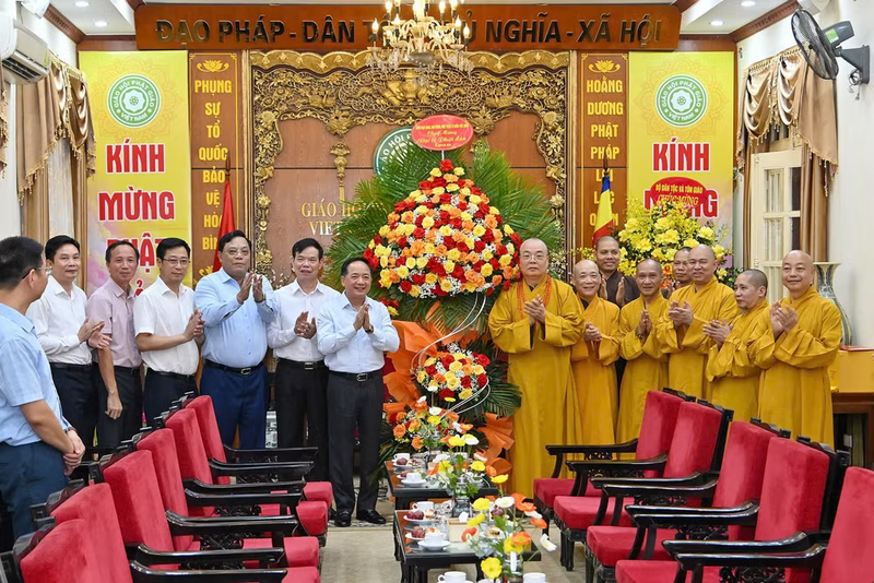 Thay mặt lãnh đạo Đảng, Nhà nước, Mặt trận Tổ quốc Việt Nam, đồng chí Trịnh Văn Quyết tặng lẵng hoa chúc mừng Trung ương Giáo hội Phật giáo Việt Nam. Ảnh: Thuỷ Nguyên