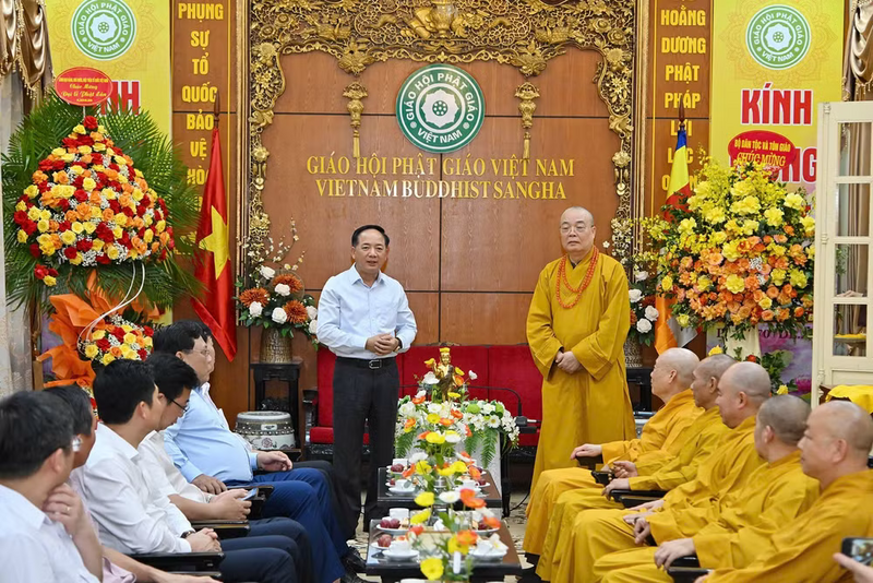 Đồng chí Trịnh Văn Quyết cùng đoàn công tác thăm, chúc mừng Trung ương Giáo hội Phật giáo Việt Nam. Ảnh: Thuỷ Nguyên