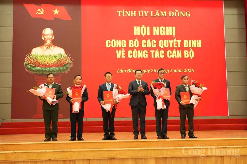 Ông Hồ Văn Mười, Chủ tịch UBND tỉnh Lâm Đồng trao các quyết định điều động, bổ nhiệm cho các cán bộ chủ chốt của các sở, ngành. Ảnh: Lê Sơn