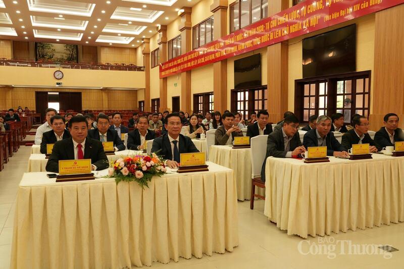 Ông Y Thanh Hà Niê kđăm, Bí thư Tỉnh uỷ Lâm Đồng và ông Hồ Văn Mười, Chủ tịch UBND tỉnh tham dự lễ công bố. Ảnh: Lê Sơn