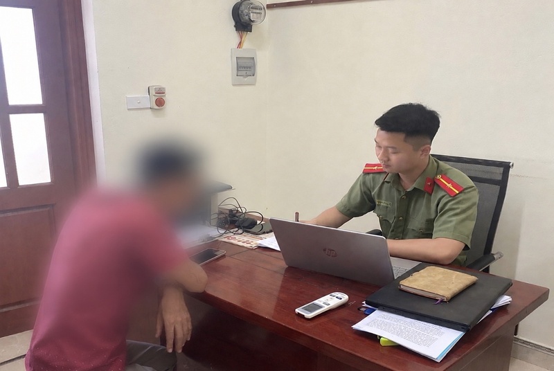 Công an xã Tân Tiến, tỉnh Hưng Yên làm việc với L.H.S. Ảnh: Công an tỉnh Hưng Yên