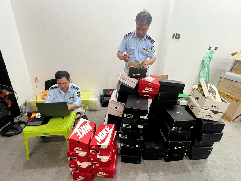 Đội Quản lý thị trường số 12 (Chi cục Quản lý thị trường TP. Hồ Chí Minh kiểm tra và phát hiện 2 kho hàng giày dép, quần áo giả trị giá hơn 250 triệu đồng . Ảnh: QLTT TP. Hồ Chí Minh