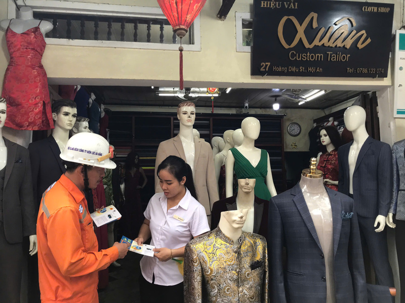 Nhân viên Điện lực Hội An hướng dẫn khách hàng sử dụng điện tiết kiệm, hiệu quả. Ảnh: Điện lực Hội An