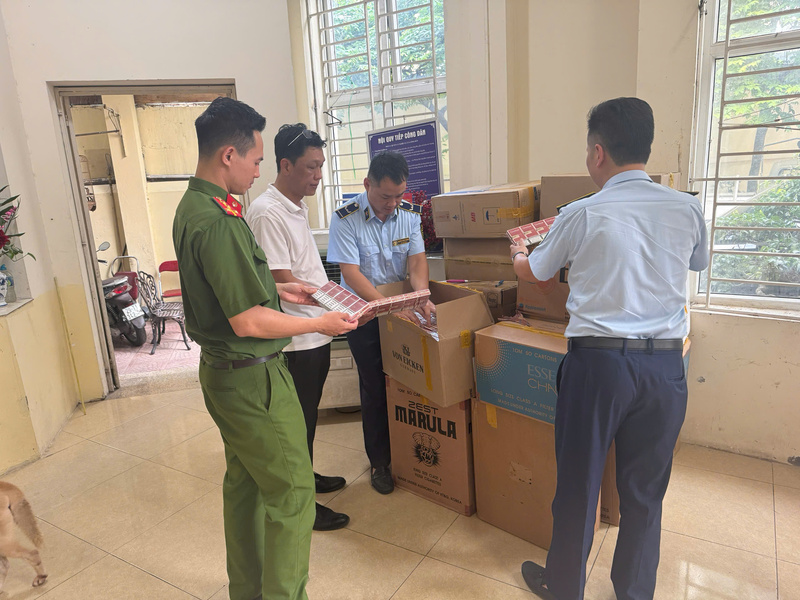 Lực lượng Quản lý thị trường Hà Nội phối hợp với Công an phường Khương Đình kiểm tra cơ sở kinh doanh, phát hiện hơn 8.200 bao thuốc lá nhập lậu. Ảnh: Quản lý thị trường Hà Nội