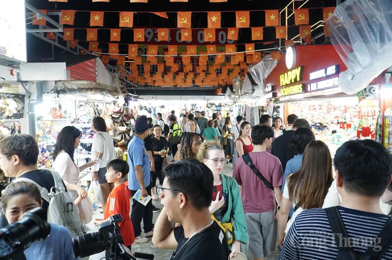 Trong những ngày diễn ra các kỳ nghỉ lễ hay dịp lễ hội như Lễ hội pháo hoa quốc tế Đà Nẵng, mỗi đêm chợ đêm Sơn Trà đón hơn 10.000 khách du lịch