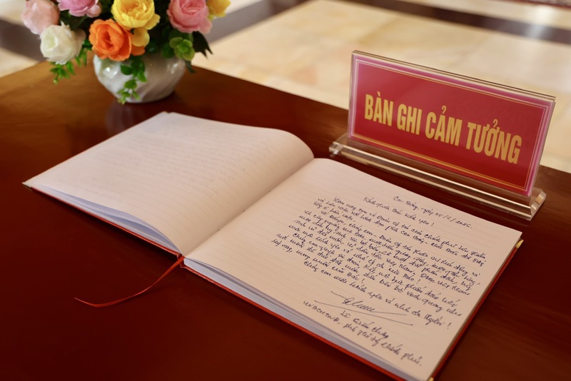Phó Thủ tướng Lê Tiến Châu ghi cảm tưởng tại Khu di tích Pác Bó, tỉnh Cao Bằng - Ảnh: VGP/Thu Sa