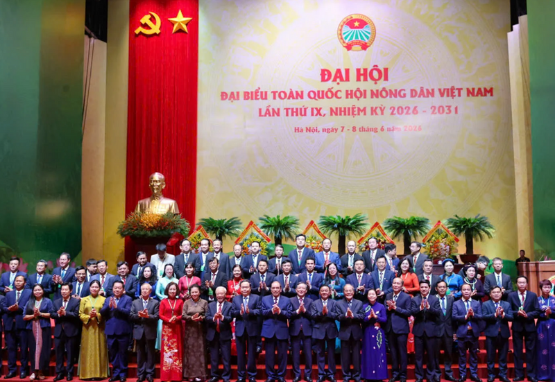 Các đồng chí lãnh đạo, nguyên lãnh đạo Đảng, Nhà nước, đại diện các ban, bộ, ngành, đoàn thể cùng Thường trực, cán bộ Trung ương Hội Nông dân Việt Nam. Ảnh: Khổng Chi