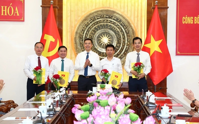 Ông Nguyễn Hồng Phong, Ủy viên dự khuyết Trung ương Đảng, Phó Bí thư Thường trực Tỉnh ủy, Chủ tịch HĐND tỉnh trao Quyết định cho các cán bộ được tiếp nhận, điều động, bổ nhiệm. Ảnh: Quốc Hương