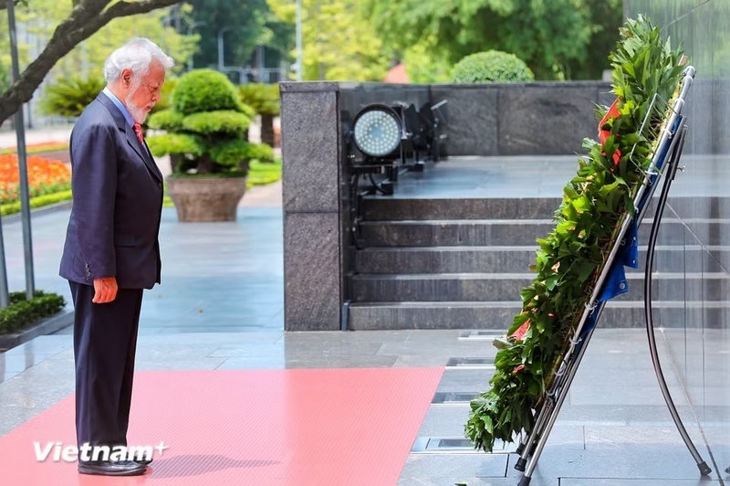 Thủ tướng Timor-Leste Kay Rala Xanana Gusmão và các đại biểu kính cẩn tưởng niệm Chủ tịch Hồ Chí Minh - Ảnh: TTXVN