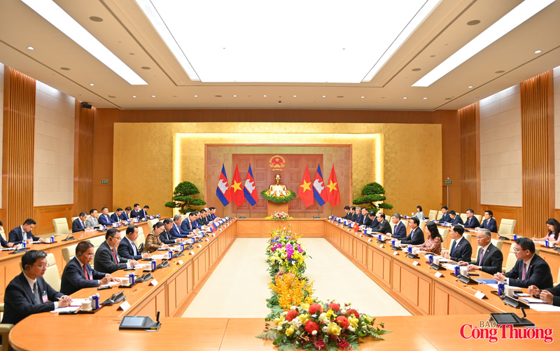 Sau Lễ đón, hai Thủ tướng đã dẫn đầu đoàn cấp cao hai nước tiến hành hội đàm nhằm đánh giá kết quả hợp tác giữa hai nước thời gian qua và đề xuất các phương hướng hợp tác thời gian tới và chứng kiến Lễ trao văn kiện hợp tác giữa Việt Nam - Campuchia.