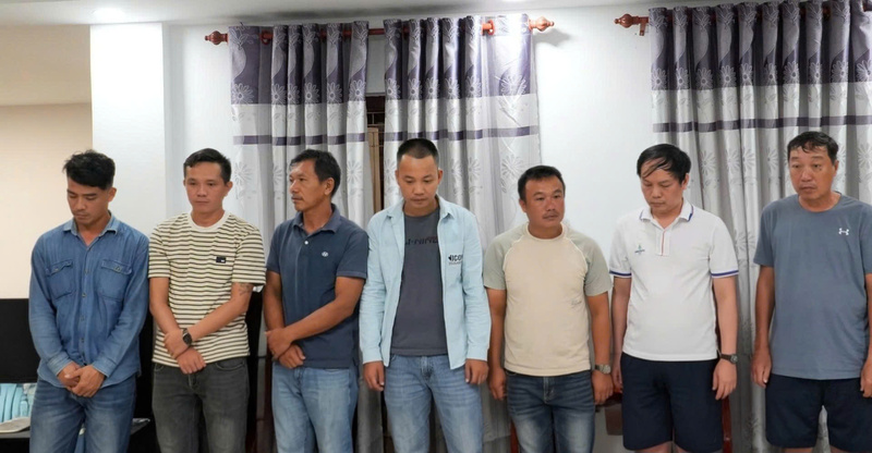 Các đối tượng đường dây cá độ bóng đá qua mạng tại cơ quan điều tra. Ảnh: Công an cung cấp