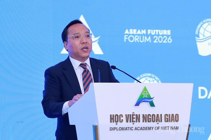 Thứ trưởng Bộ Công Thương Nguyễn Hoàng Long phát biểu tại Phiên toàn thể 4 “ Tăng cường an ninh năng lượng trong tình hình mới” trong khuôn khổ Diễn đàn Tương lai ASEAN. Ảnh: Quỳnh Trang