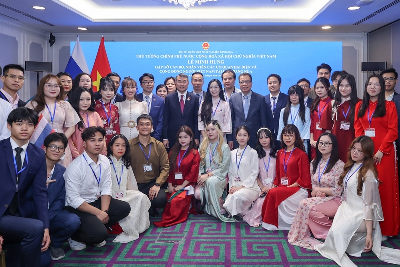 Thủ tướng gặp cán bộ, nhân viên các cơ quan đại diện và cộng đồng người Việt Nam đang sinh sống, học tập và làm việc tại Liên bang Nga - Ảnh: VGP/Nhật Bắc
