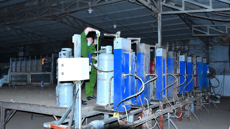 Lực lượng Phòng Cảnh sát kinh tế, phối hợp Phòng Cảnh sát cơ động (Công an TP. Đồng Nai) đồng loạt kiểm tra, khám xét 10 địa điểm các đối tượng sản xuất, buôn bán gas giả.