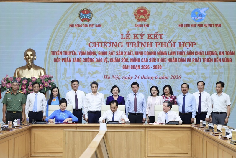 Phó Thủ tướng Phạm Thị Thanh Trà và các đại biểu chứng kiến việc ký kết - Ảnh: VGP/Thu Giang