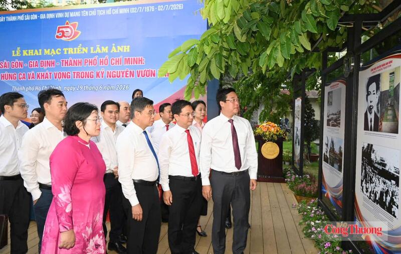 Lãnh đạo TP. Hồ Chí Minh và các đại biểu tham quan triển lãm.