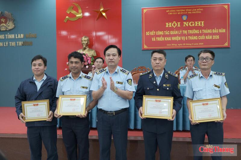 Ông Phan Văn Tuyên, Chi cục trưởng Chi cục Quản lý thị trường tỉnh Lâm Đồng trao bằng khen của Chủ tịch UBND tỉnh cho 4 tập thể lao động xuất sắc. Ảnh: Lê Sơn