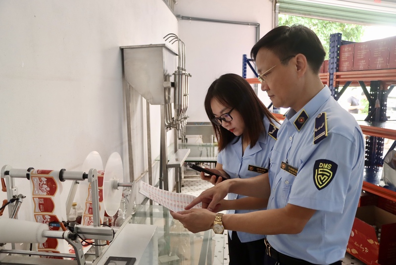 Lực lượng Quản lý thị trường kiểm tra cơ sở kinh doanh rượu trên địa bàn TP Hà Nội. Ảnh: QLTT