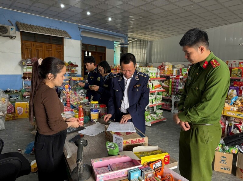 Đội Quản lý thị trường số 3 (Chi cục Quản lý thị trường tỉnh Thái Nguyên) phối hợp với lực lượng công an địa phương kiểm tra việc chấp hành quy định pháp luật tại cơ sở kinh doanh thực phẩm đóng gói sẵn. Ảnh: Chi cục Quản lý thị trường tỉnh Thái Nguyên