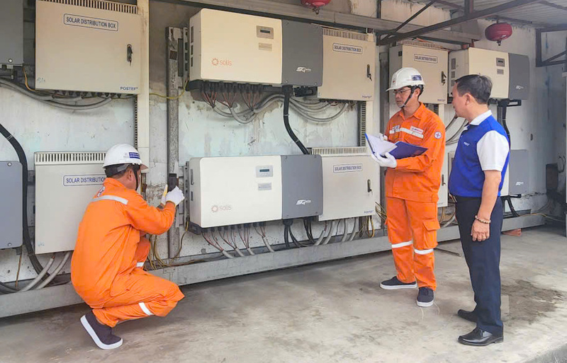 Nhân viên EVNHCMC hỗ trợ khách hàng trong công tác đấu nối điện mặt trời mái nhà vào hệ thống điện quốc gia. Ảnh minh họa