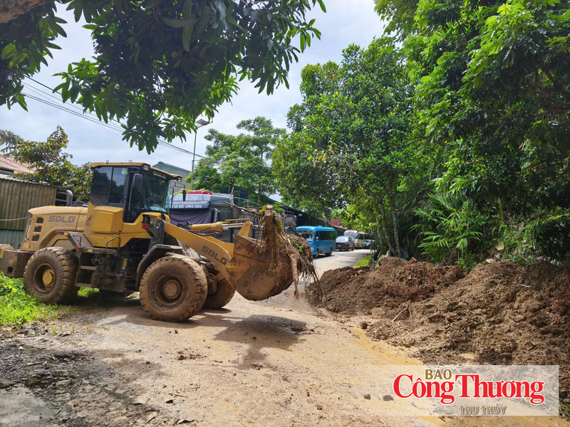 Sở Xây dựng tỉnh Lai Châu đã chủ động phối hợp với các địa phương và đơn vị quản lý đường bộ huy động nhân lực, máy móc khẩn trương dọn đất đá sạt lở, khơi thông các tuyến đường tỉnh.