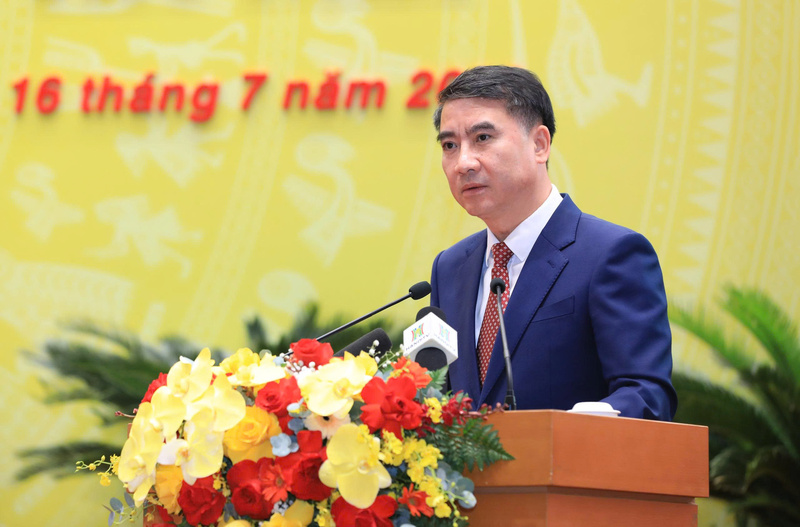 Phó Chủ tịch UBND Thành phố Nguyễn Xuân Lưu trình bày Báo cáo tóm tắt về công tác chỉ đạo, điều hành của UBND Thành phố, kết quả thực hiện Kế hoạch phát triển kinh tế - xã hội, thu chi ngân sách 6 tháng đầu năm 2026. Ảnh: Hoàng Linh