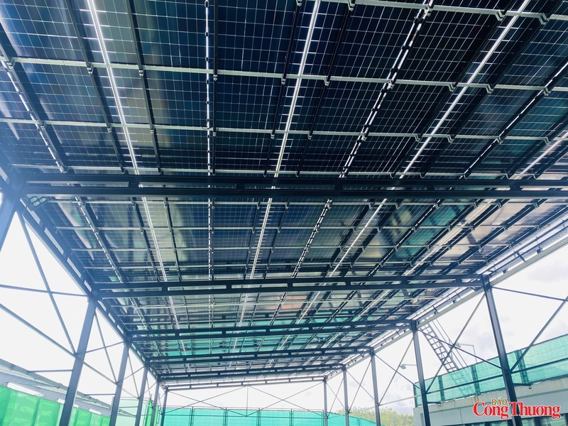 Hệ thống điện mặt trời trên áp mái tại Công ty Cổ phần nước sạch Quảng Ninh. Ảnh: Thanh Tuấn