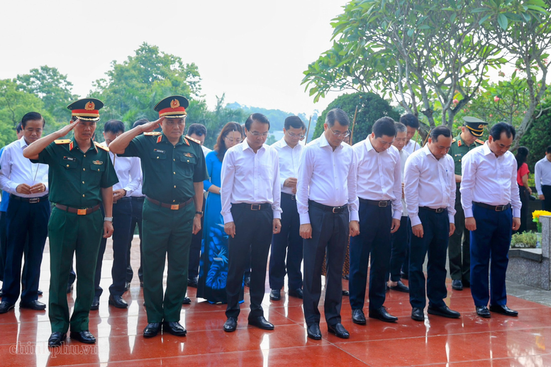 Thủ tướng Chính phủ và các đại biểu tưởng niệm các Anh hùng liệt sĩ - Ảnh: VGP/Nhật Bắc