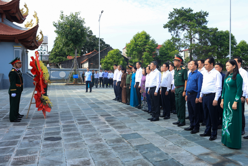 Thủ tướng Chính phủ và đoàn công tác dâng hoa tại Nghĩa trang Liệt sĩ Lạng Sơn - Ảnh: VGP/Nhật Bắc