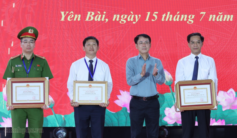 Lãnh đạo thành phố Hà Nội trao tặng bằng khen cho tập thể, cá nhân xã Yên Bài có thành tích xuất sắc trong phong trào Toàn dân bảo vệ an ninh Tổ quốc. Ảnh: VGP/Phương Nguyên