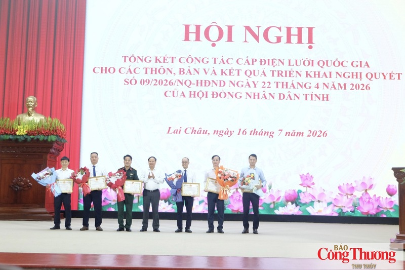 Bí thư Tỉnh ủy Lai Châu Lê Minh Ngân tặng Bằng khen cho các tập thể có thành tích xuất sắc trong triển khai công tác cấp điện lưới quốc gia cho các thôn, bản và triển khai thực hiện tốt Nghị quyết số 09.