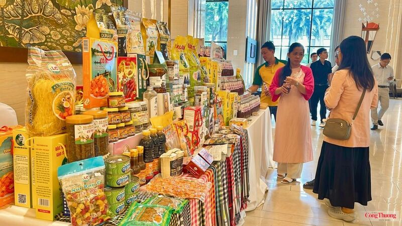 Bà Huỳnh Thị Kiểu Tiên - Giám đốc Doanh nghiệp tư nhân sản xuất thương mại Đăng Quang cho biết, việc tham gia không gian trưng bày tại hội thảo quốc tế là cơ hội để doanh nghiệp giới thiệu sản phẩm đến đông đảo chuyên gia, khách mời và đối tác quốc tế. Đây cũng là dịp để doanh nghiệp tìm hiểu nhu cầu thị trường, mở rộng kết nối, từng bước đưa các sản phẩm đặc trưng của địa phương đến với nhiều thị trường mới.