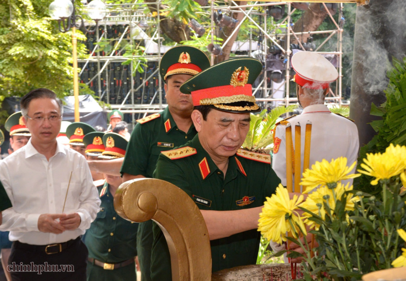 Đại tướng Phan Văn Giang dâng hoa, dâng hương tại Tượng đài cố Tổng Bí thư Trần Phú - Ảnh: VGP/Đình Hải