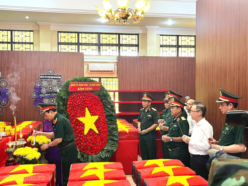 Đoàn công tác Quân ủy Trung ương - Bộ Quốc phòng dâng hương tại Nhà quàn hài cốt liệt sĩ tại công viên Lê Thị Riêng - Ảnh: VGP/LA