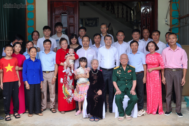 Thủ tướng Lê Minh Hưng chụp ảnh lưu niệm tại gia đình thương binh Phí Hương Dũng - Ảnh: VGP/Nhật Bắc