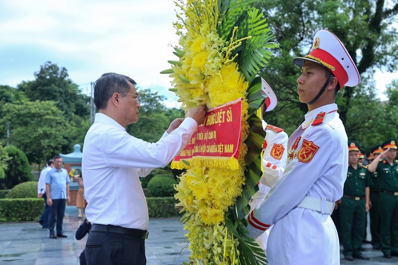 Thủ tướng Lê Minh Hưng dâng hoa tại Nghĩa trang Liệt sĩ Quốc gia A1 - Ảnh: VGP/Nhật Bắc