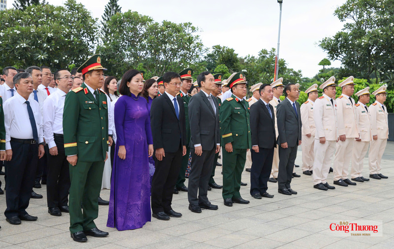 Đại biểu Thành ủy - HĐND - UBND - Ủy ban MTTQ Việt Nam TP. Hồ Chí Minh; Đảng ủy - Bộ Tư lệnh Quân khu 7; các đồng chí lãnh đạo Đảng, Nhà nước, MTTQ Việt Nam, các đồng chí lão thành cách mạng, các tướng lĩnh, cán bộ trong lực lượng vũ trang dâng hoa, dâng hương tưởng nhớ các Mẹ Việt Nam anh hùng, Anh hùng liệt sĩ tại Nghĩa trang Liệt sĩ TP. Hồ Chí Minh.
